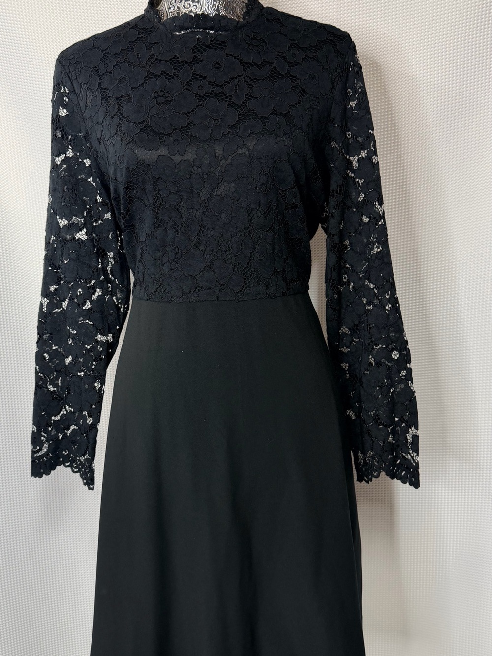 Lark & Ro Black Lace High-Neck Long-Sleeve Midi Dress